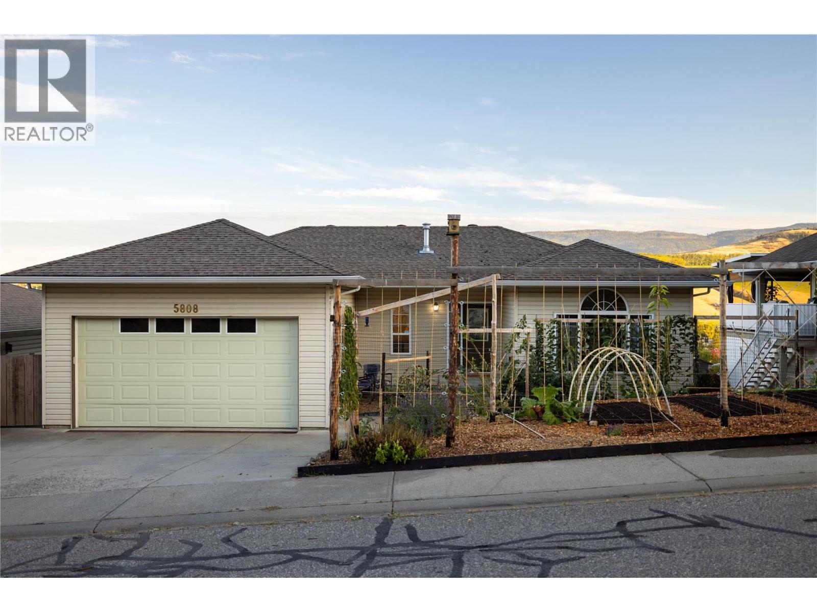 5808 Heritage Dr, Vernon, BC V1H 1A5