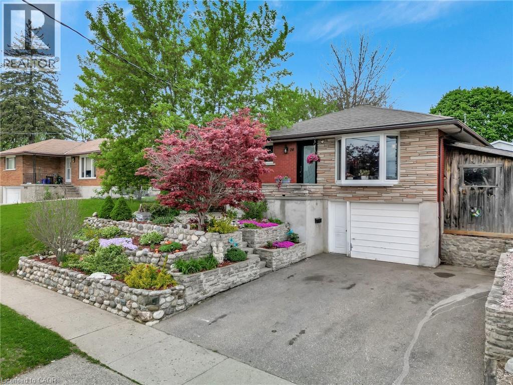 24 Hoffman St, Kitchener, ON N2M 3M7