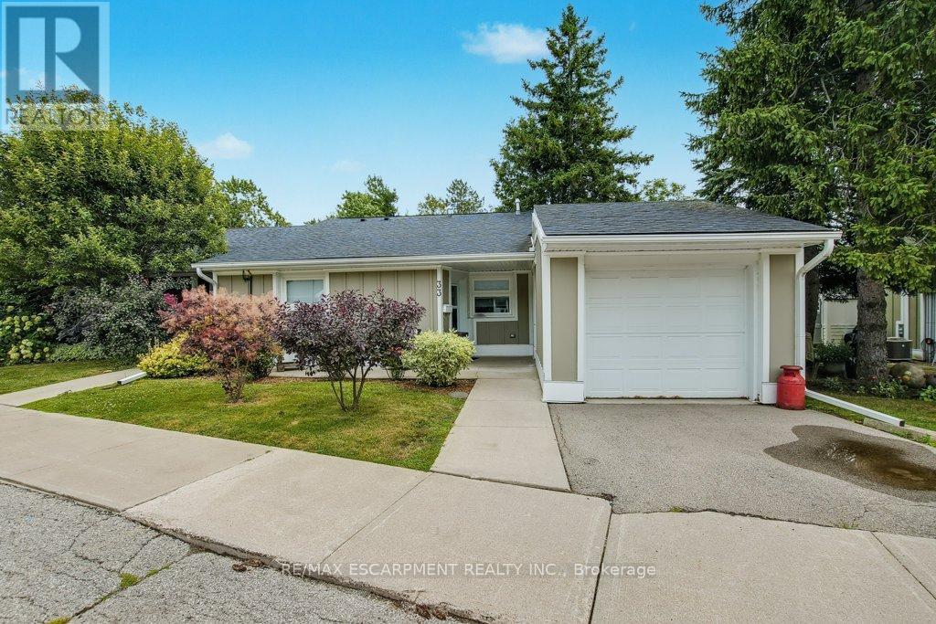 33 Szollosy Cir, Hamilton, ON L9B 1T8