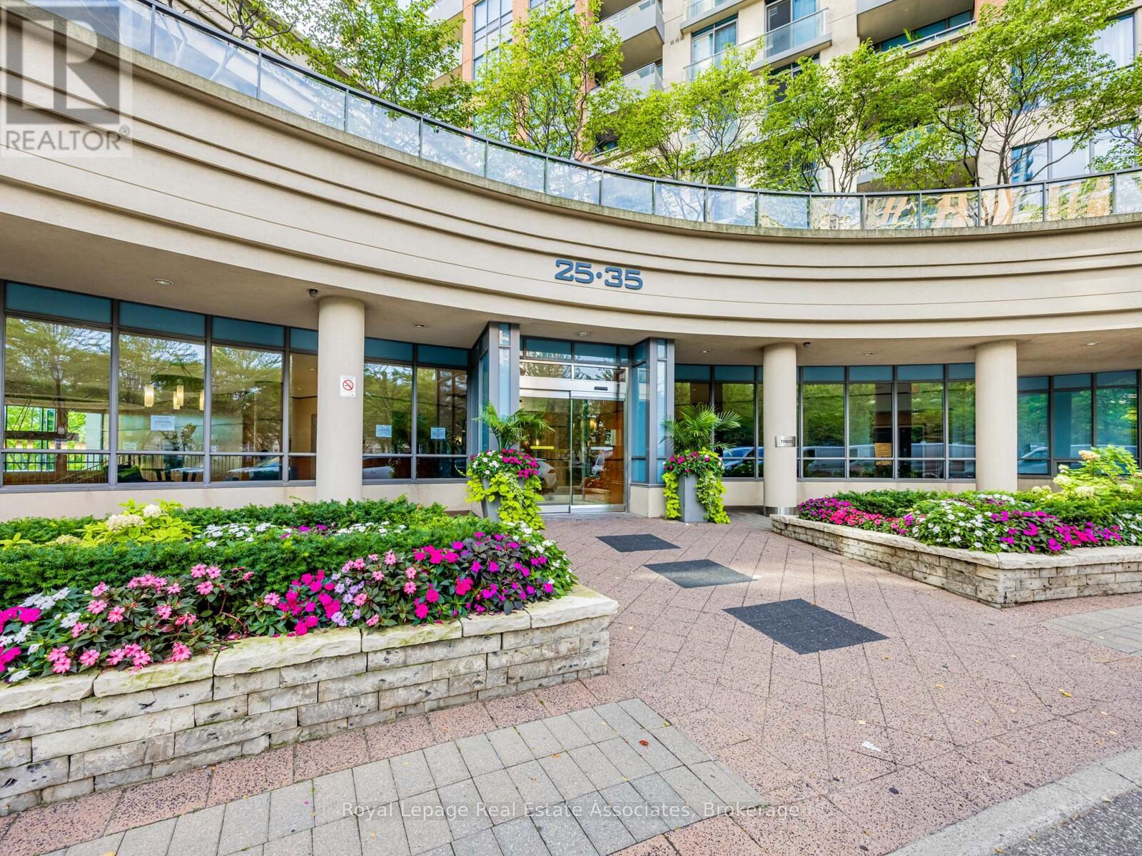 335 35 Viking Ln, Toronto, ON M9B 0A1