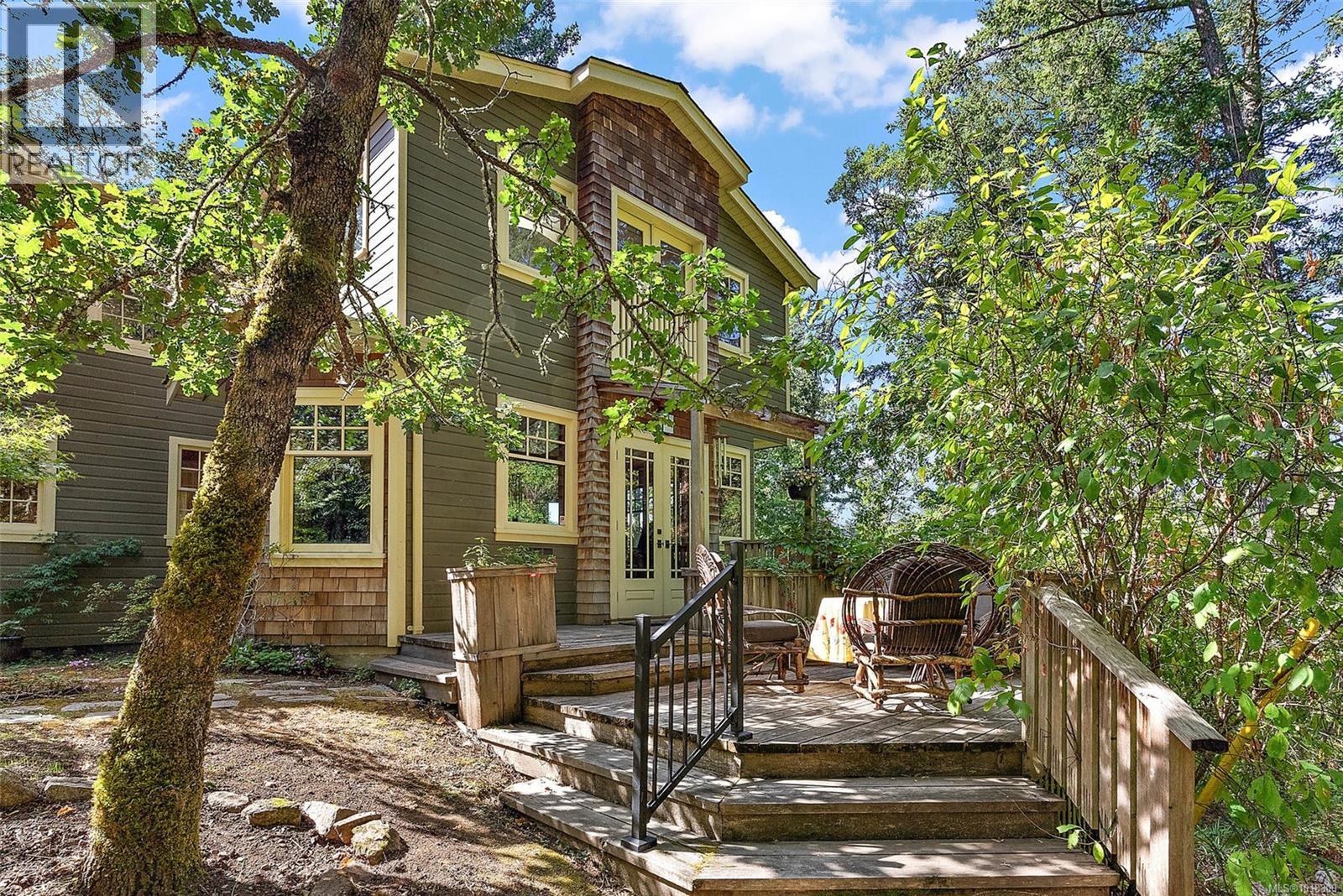 800 Bardsey Ln, Central Saanich, BC V8M 1S4