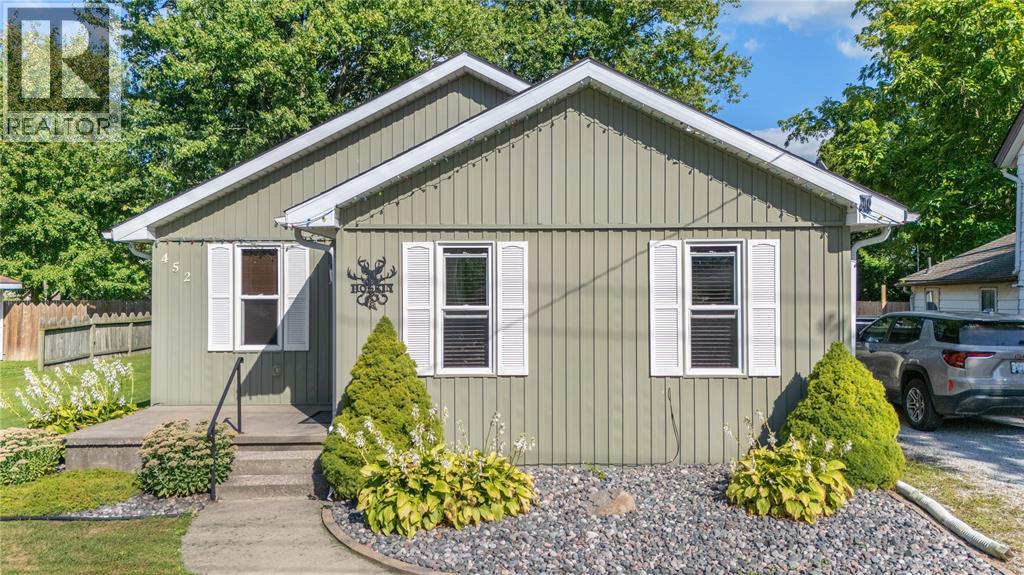 452 Maude St, Petrolia, ON N0N 1R0