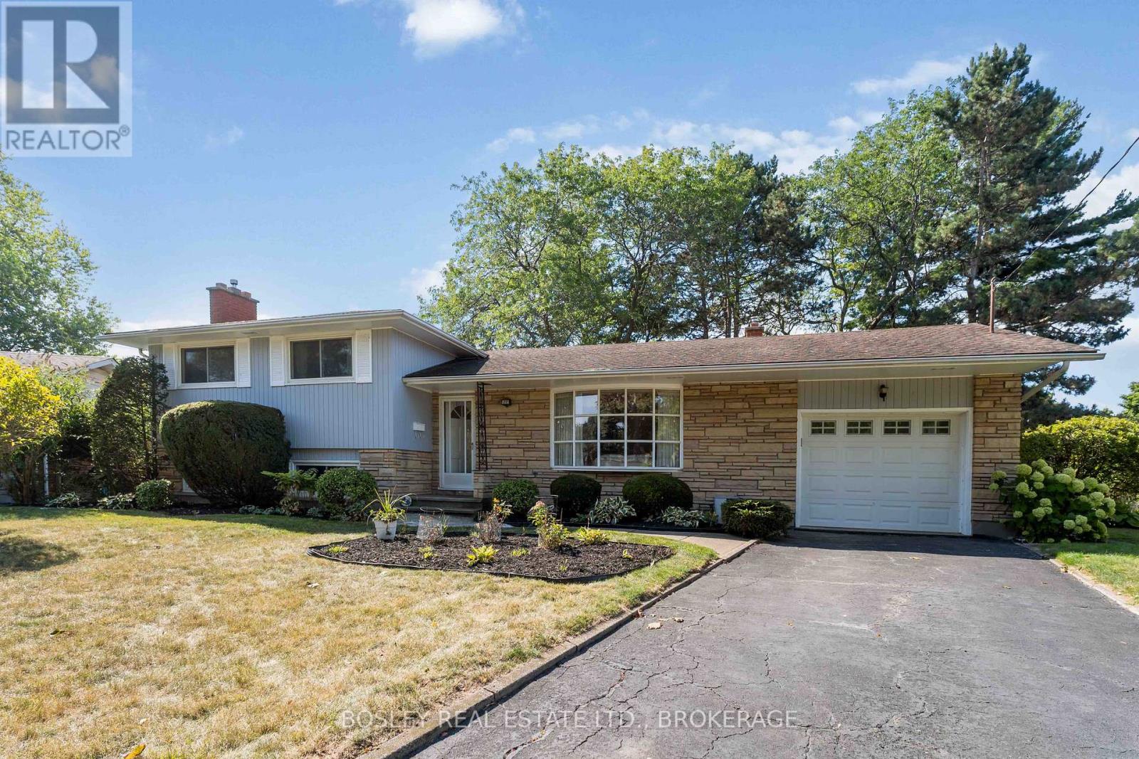 27 Meadowlark Cres, St. Catharines, ON L2N 2M6