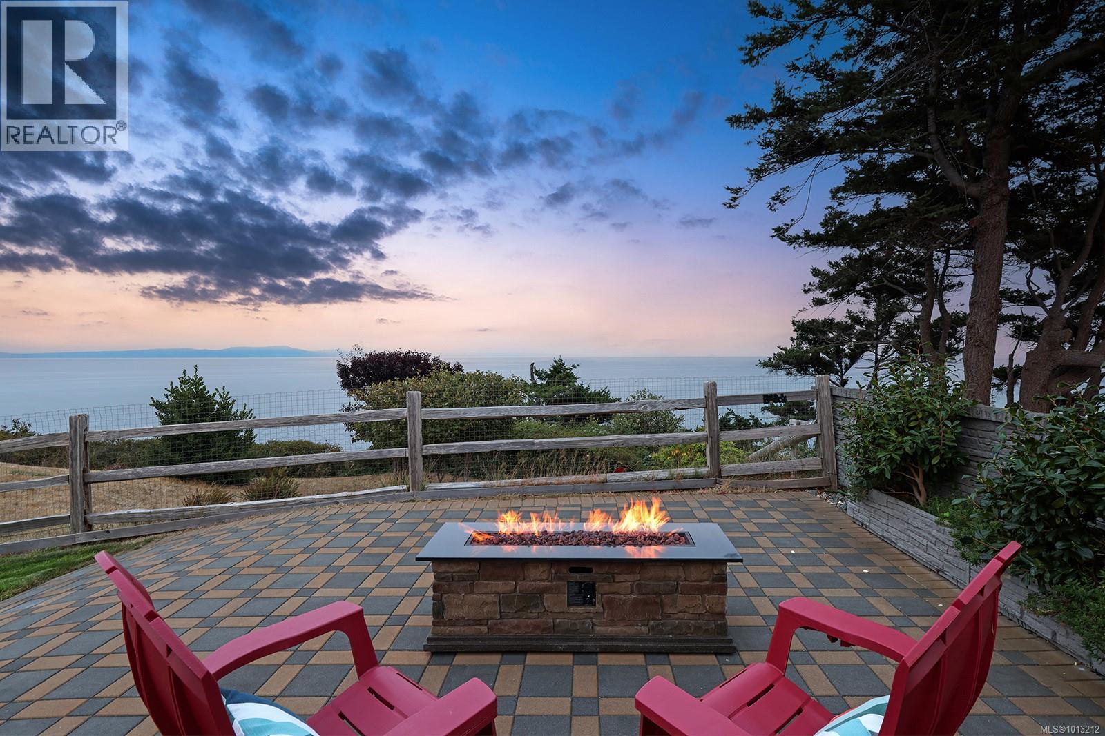 200 Connemara Rd, Comox, BC V9M 3T4