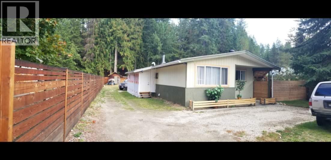 914 Columbia Cres, Nakusp, BC V0G 1R0