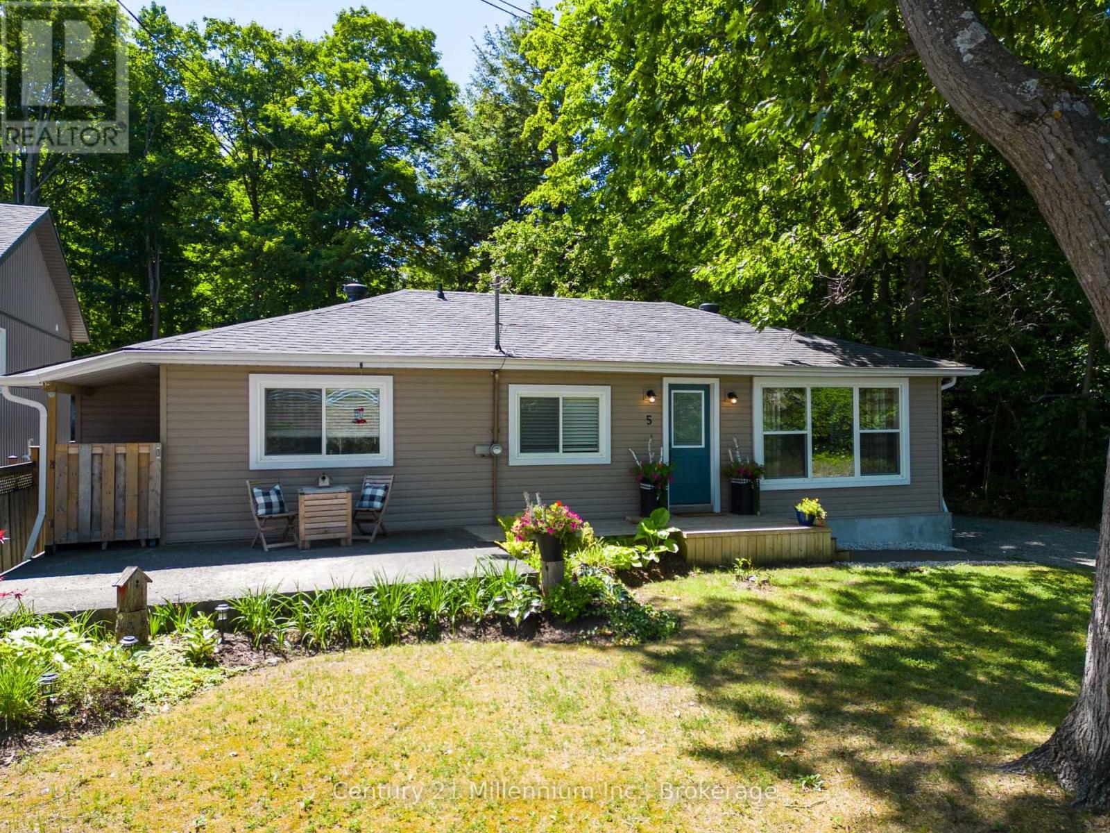 5 Bells Park Rd, Wasaga Beach, ON L9Z 2X2