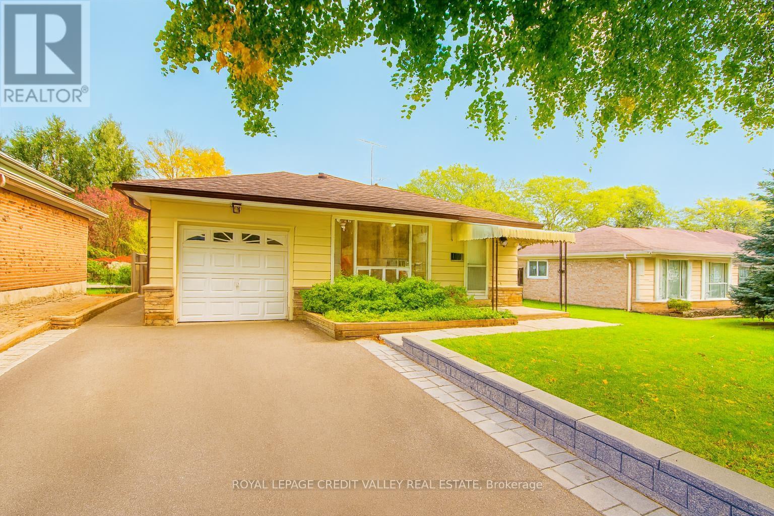 3633 Chiplow Rd, Mississauga, ON L4X 2R1