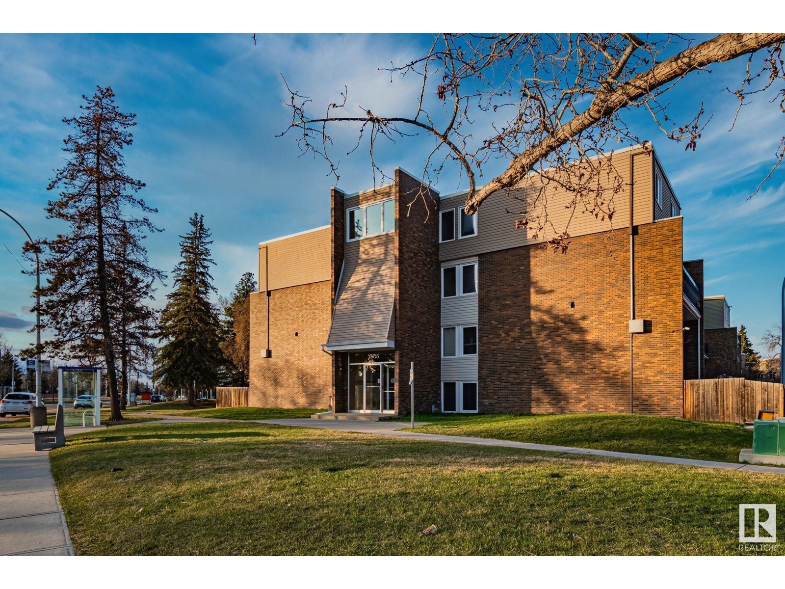 7805 159 Street Northwest #202, Edmonton, AB T5R 2E1