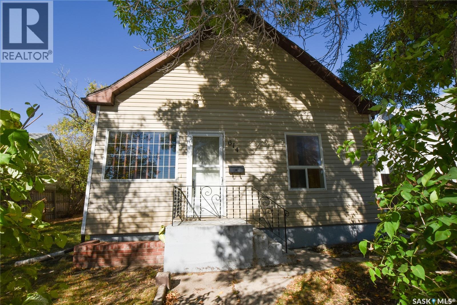 614 Ominica St E, Moose Jaw, SK S6H 0H5