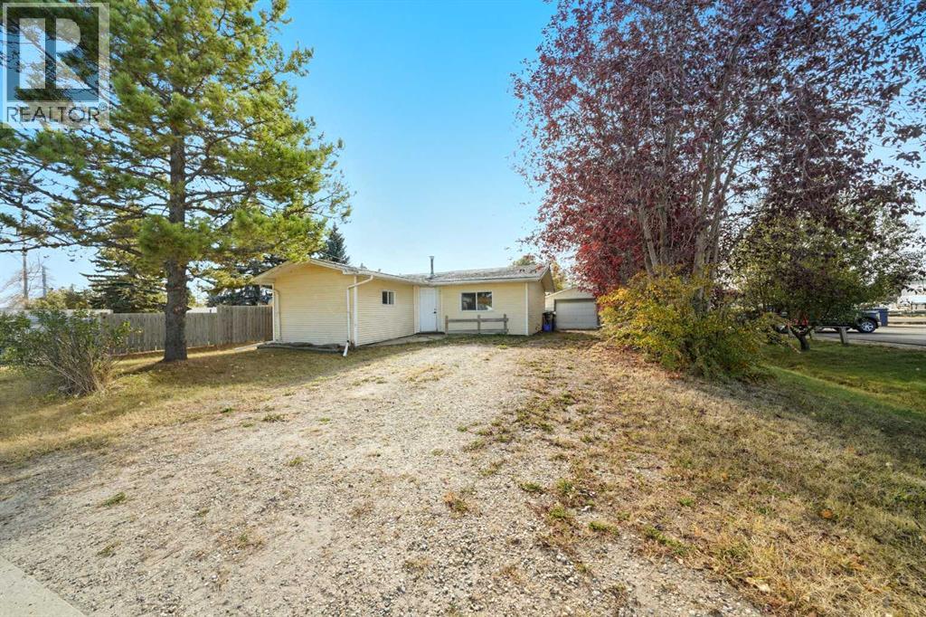 1221 Lucina St, Penhold, AB T0M 1R0