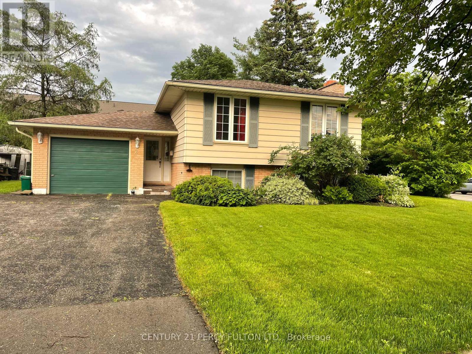 2 Trelawn Pkwy E, Welland, ON L3C 1W3
