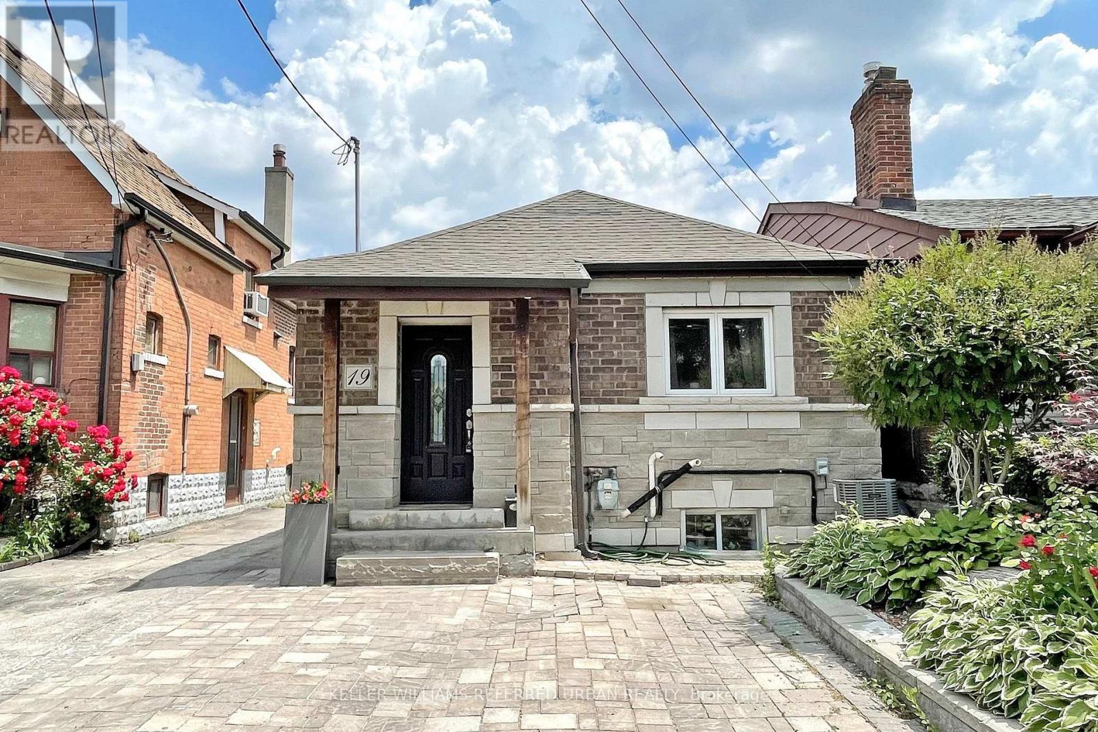 19 Bicknell Ave, Toronto Keelesdale-eglinton West, ON M6M 4G4