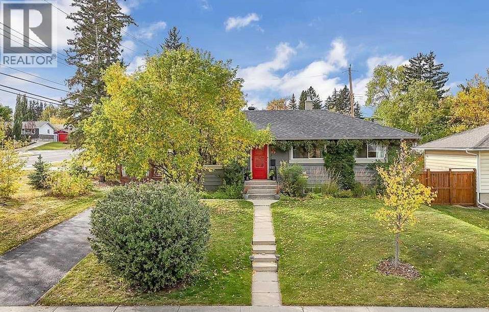 3 Walnut Dr SW, Calgary, AB T3C 3H2