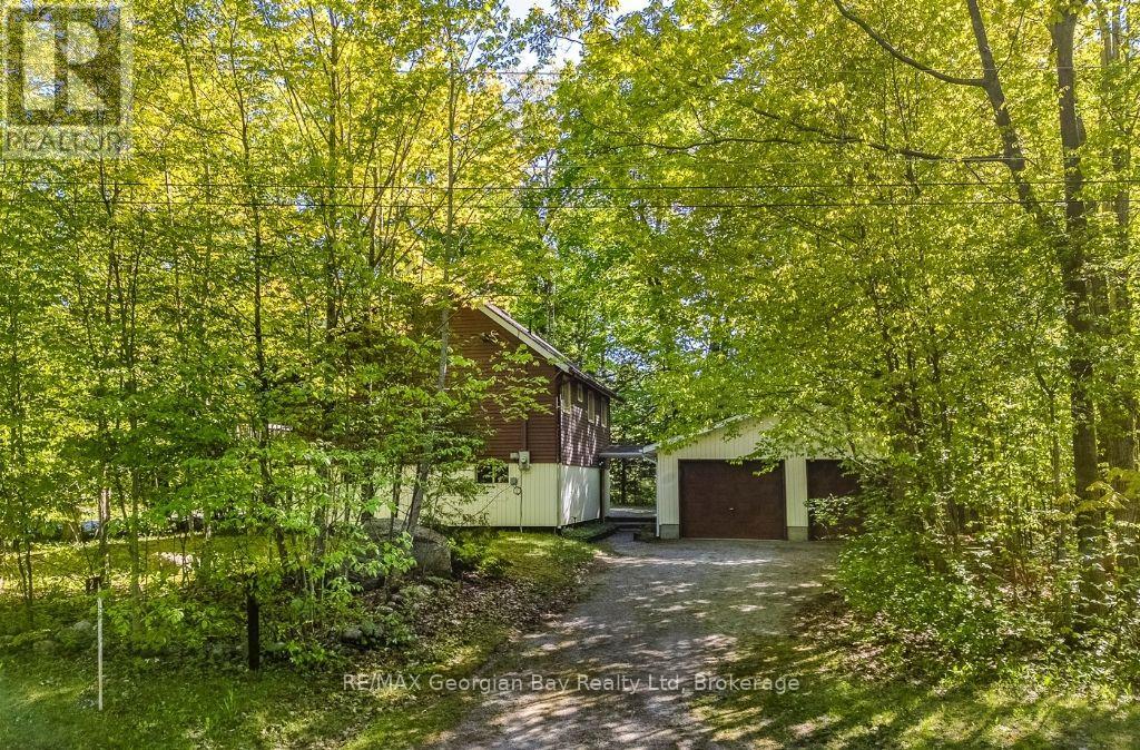 2 Manitou Cres, Tiny, ON L9M 0C6