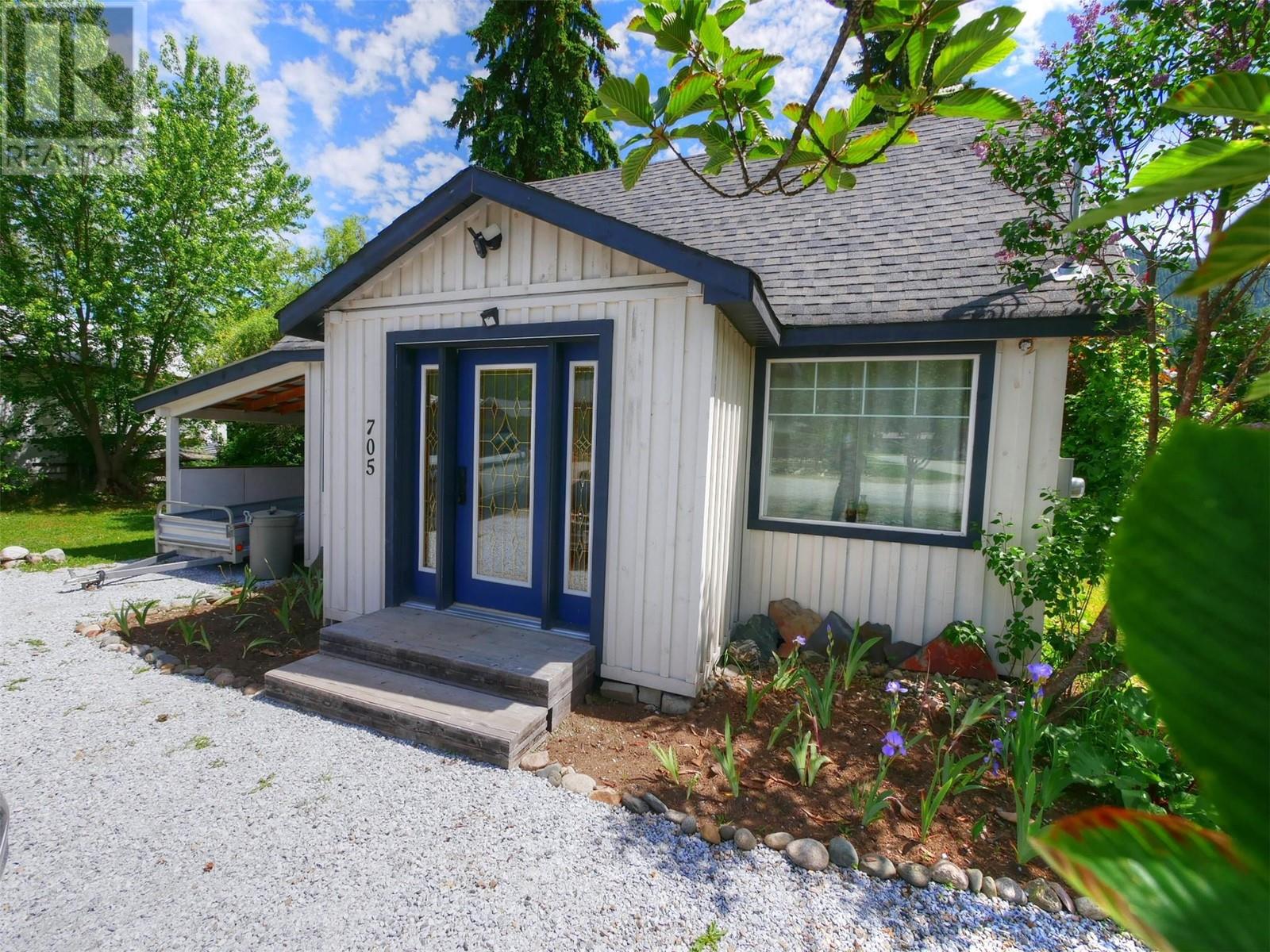 705 Glendale Ave, Salmo, BC V0G 1Z0