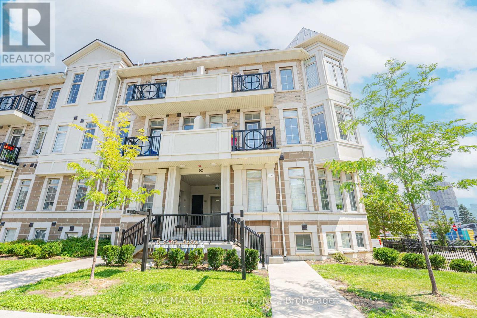 2 62 Preston Meadow Ave, Mississauga Hurontario, ON L4Z 1B1