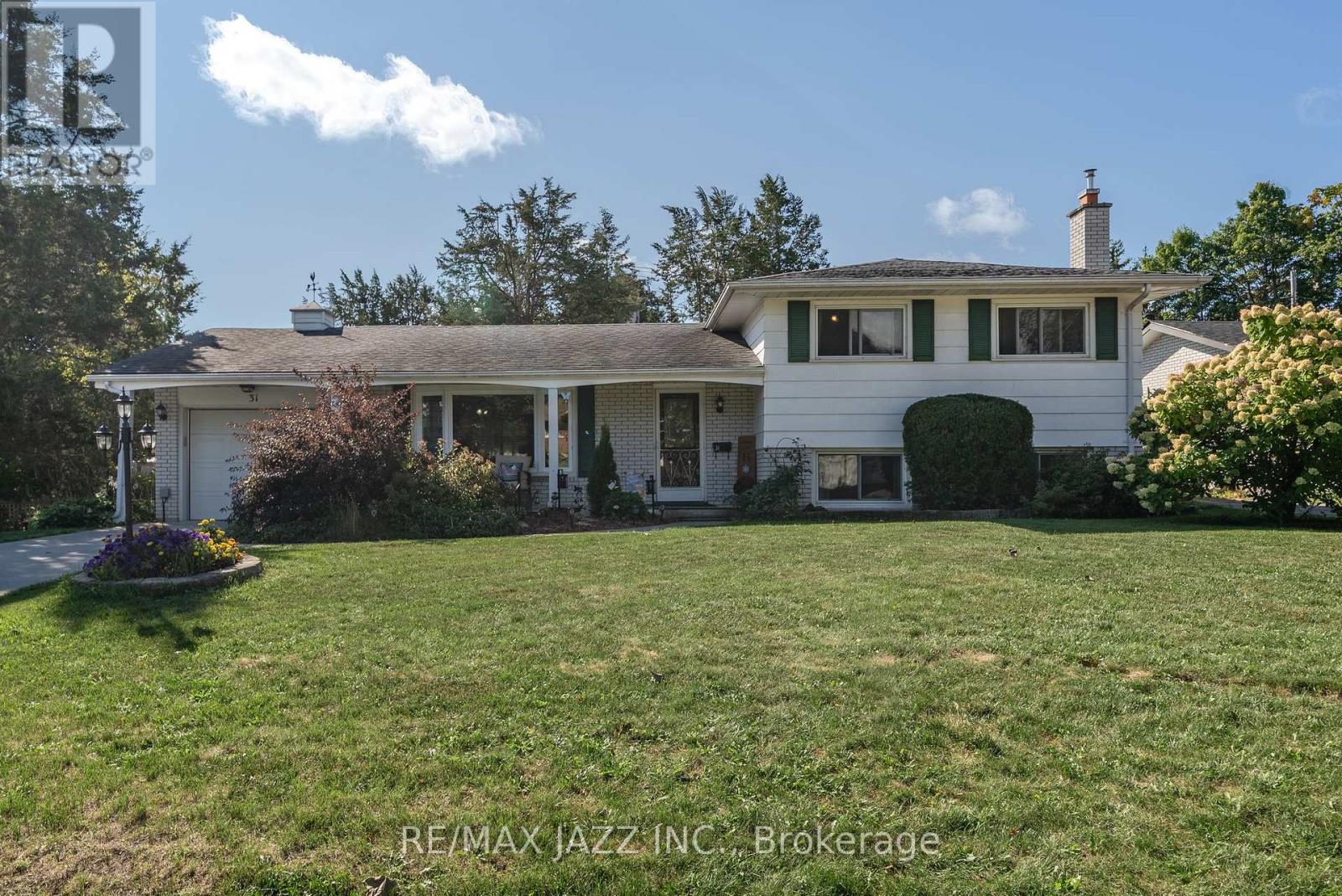 31 Edgeview Dr, Quinte West, ON K8V 3G2