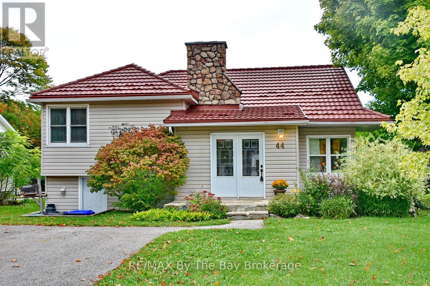 44 Peter St, Springwater, ON L0L 1P0