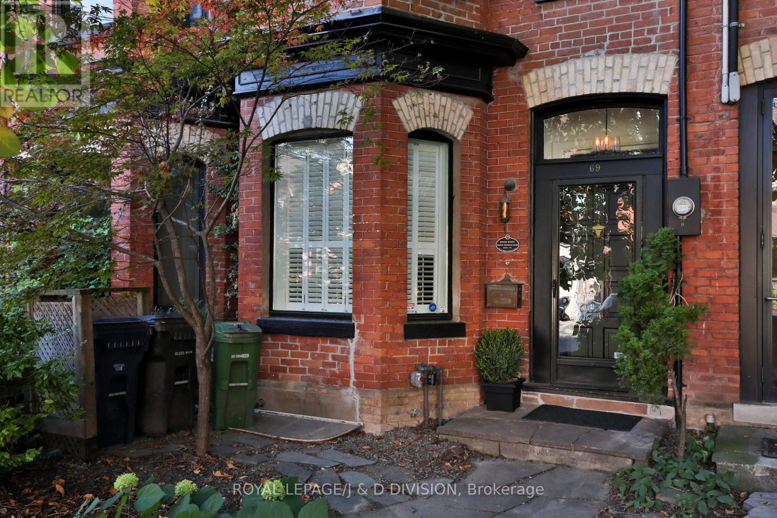 69 Sullivan St, Toronto, ON M5T 1C2