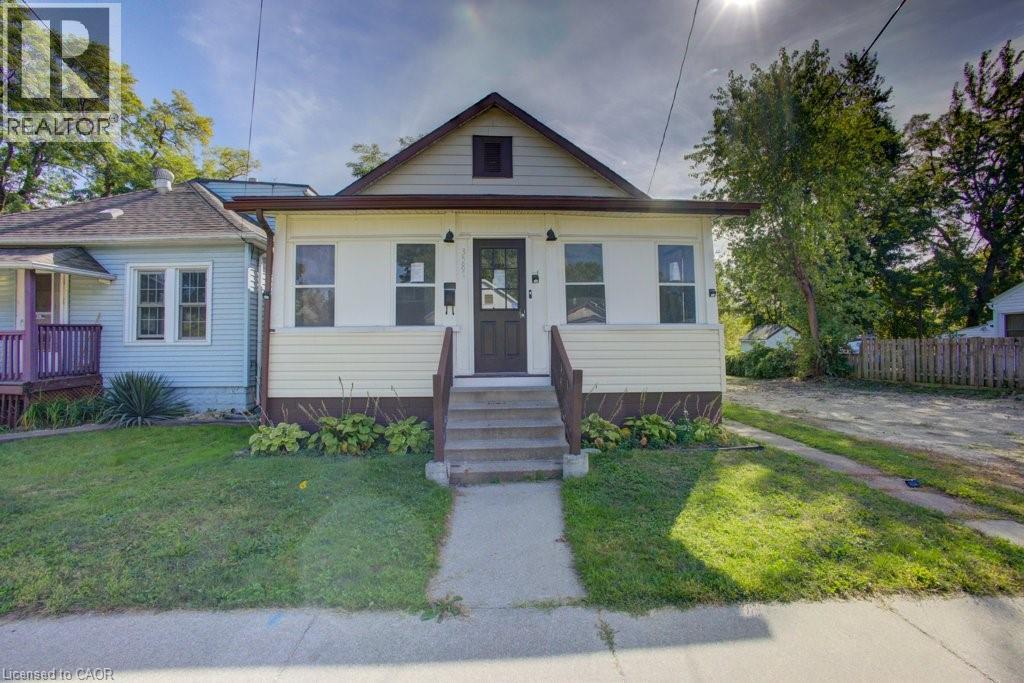 3587 Bloomfield Rd, Windsor, ON N9C 1R8