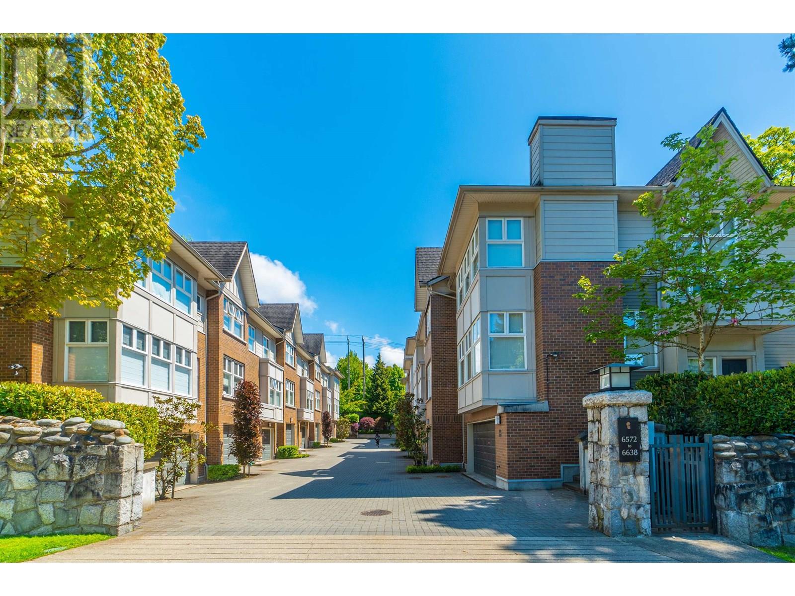 6602 Arbutus St, Vancouver, BC V6P 5S5