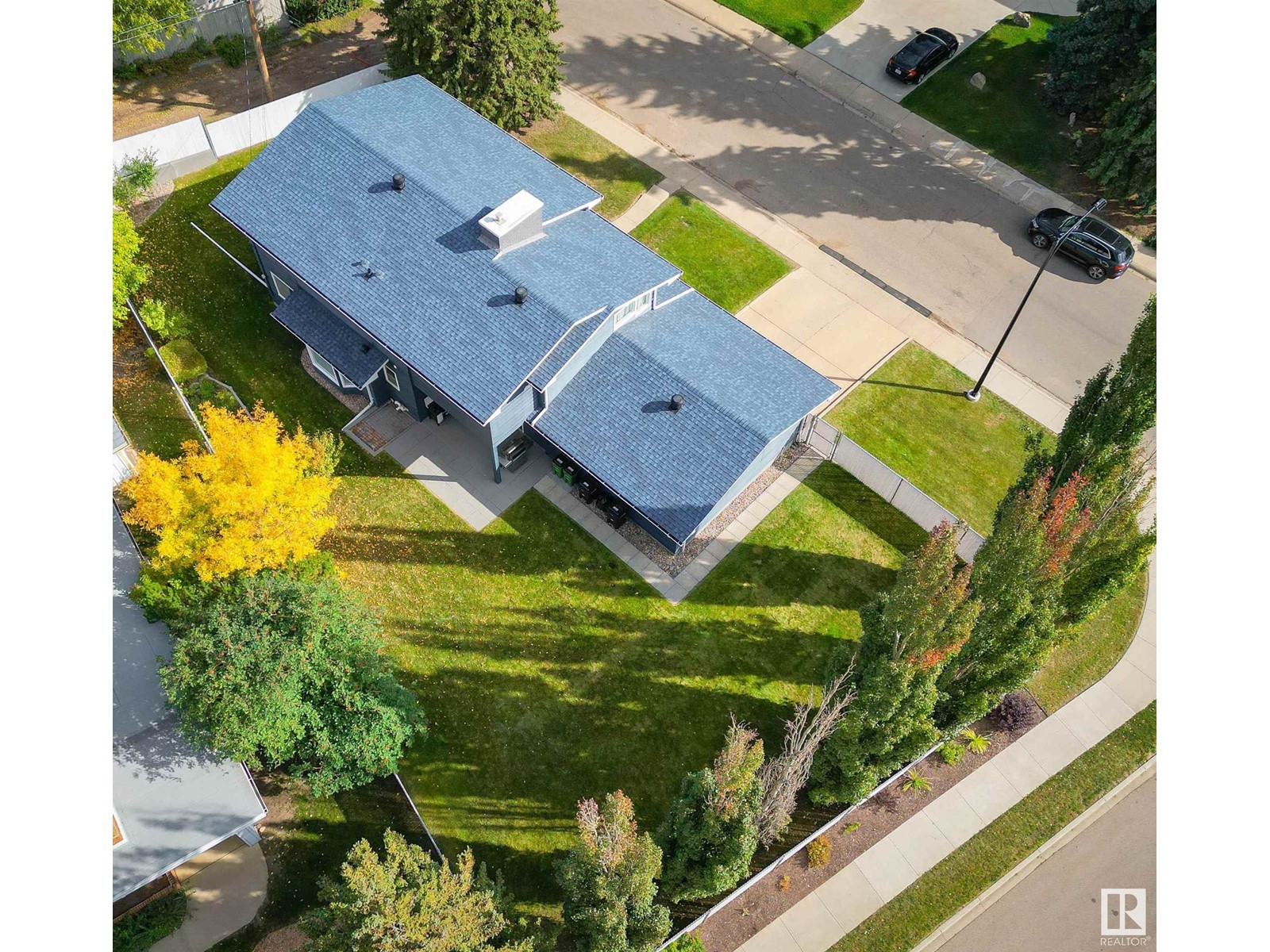 98 Valleyview Cr NW, Edmonton, AB T5R 5T3