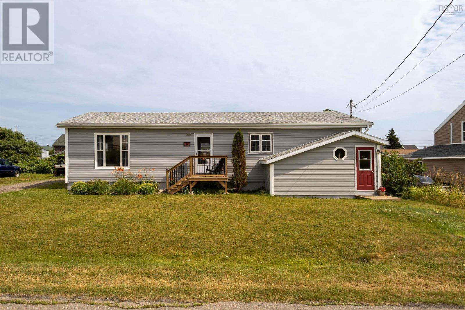 56 Centre Ave, Donkin, NS B1A 6N3