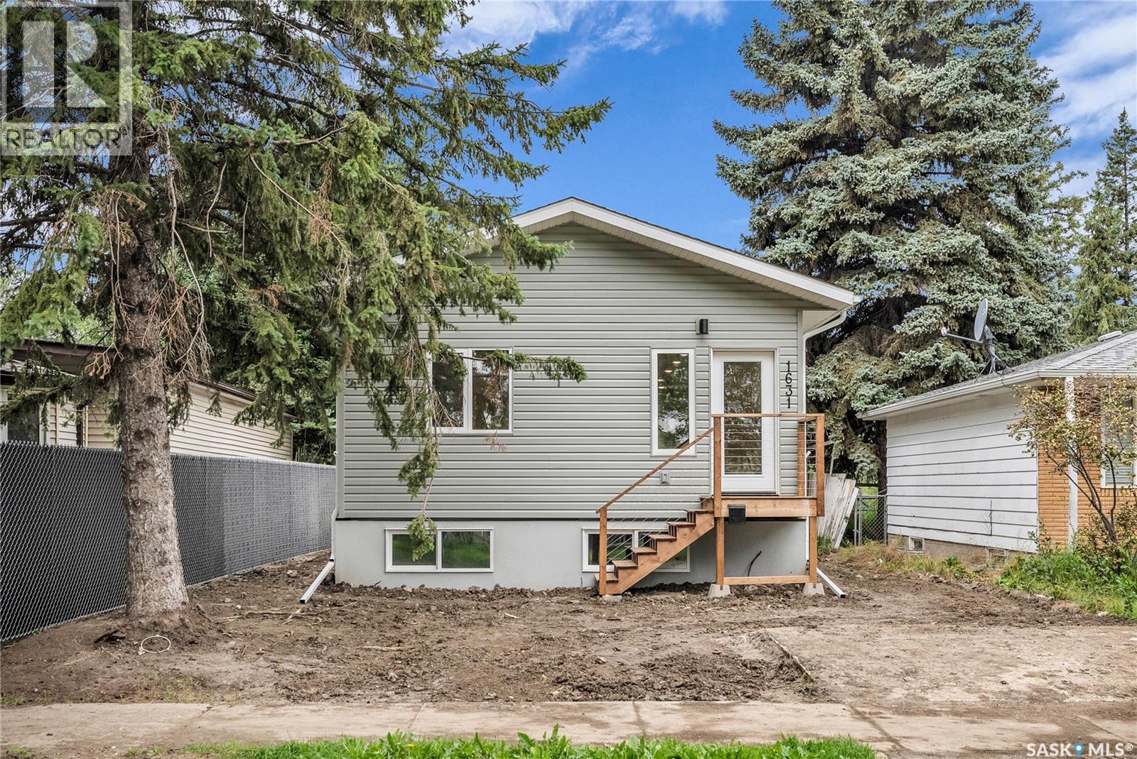 1631 C Ave N, Saskatoon, SK S7L 1L4