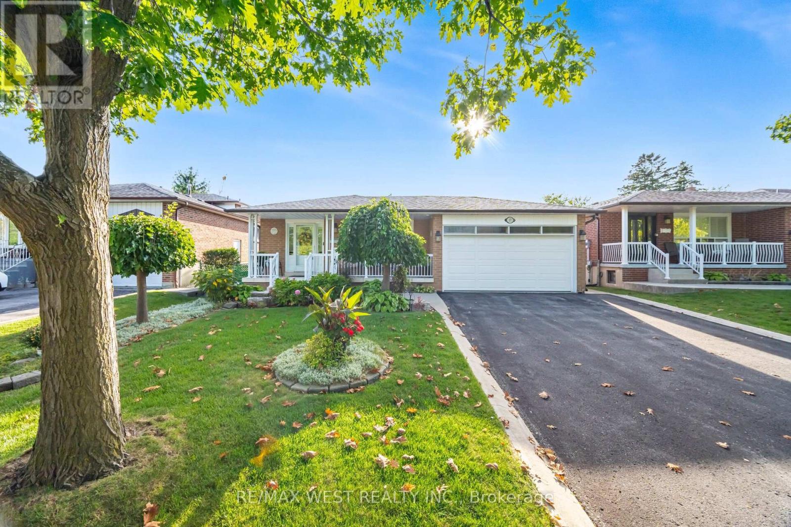 17 Malcolm Cres, Brampton, ON L6S 3C7