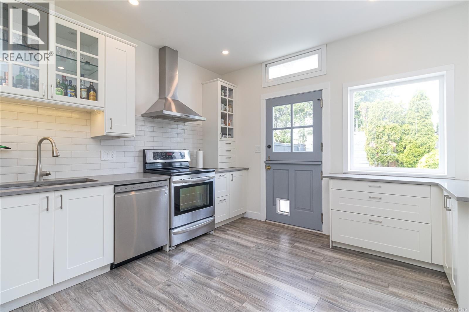 3184 Millgrove St, Saanich, BC V9A 1X6