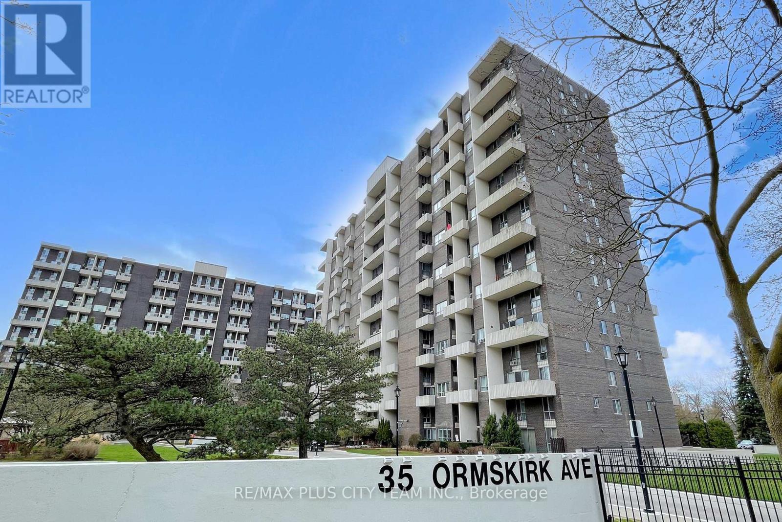 215 35 Ormskirk Ave, Toronto, ON M6S 1A8
