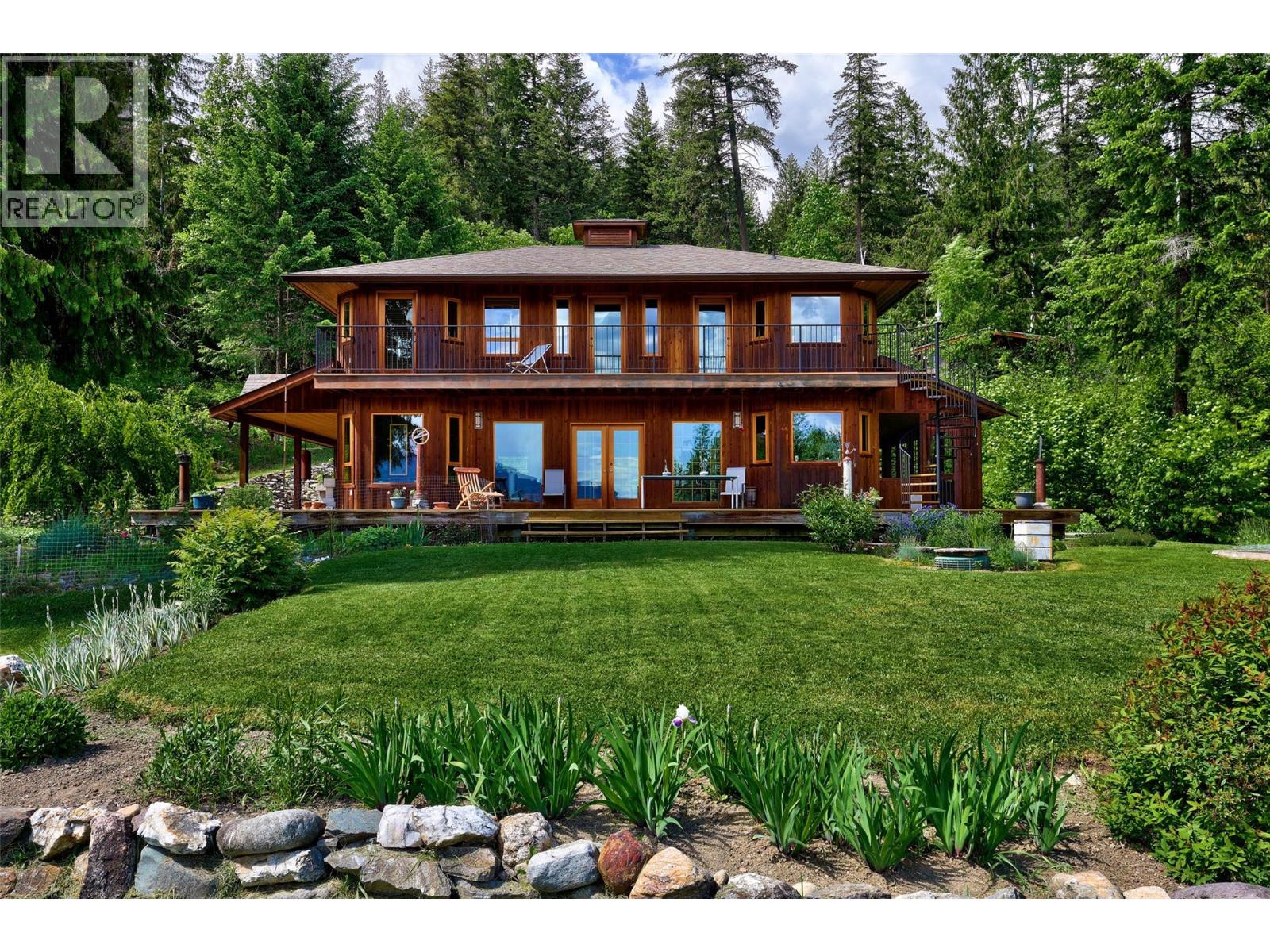 3019 Hopwood Rd, Lee Creek, BC V0E 1M4