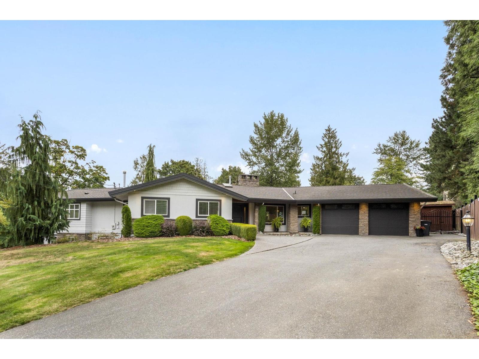 4374 Bridgeview St, Abbotsford, BC V4X 1W8