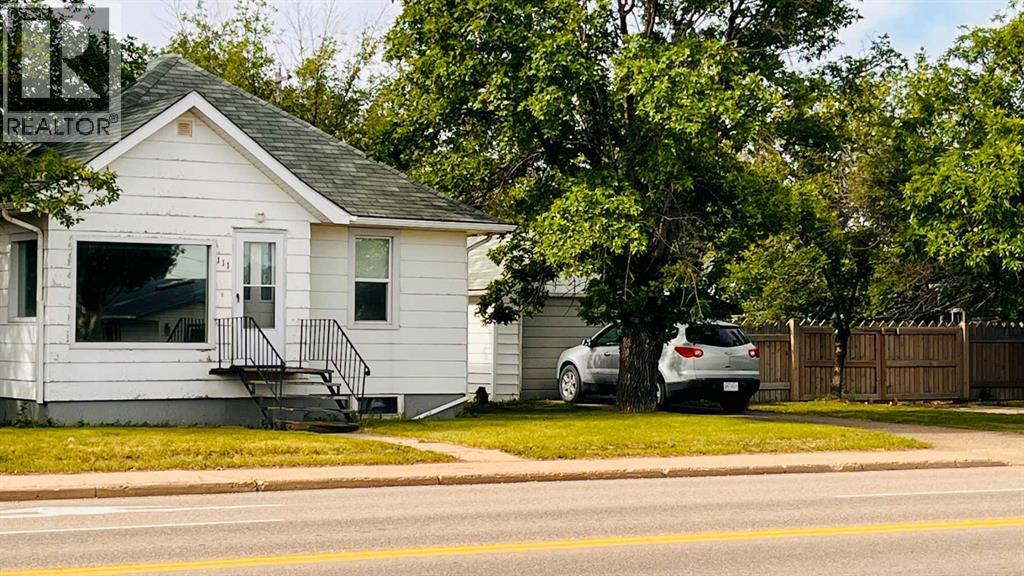 111 7 Avenue West, Bow Island, AB T0K 0G0
