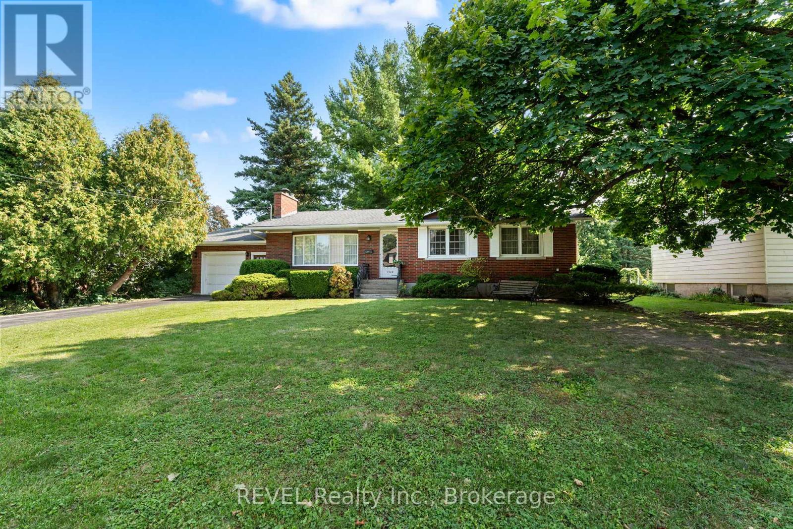 5548 Hodgson Ave, Niagara Falls, ON L2H 1N4