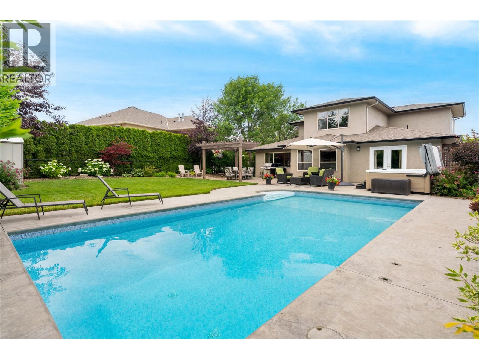 2464 Selkirk Dr, Kelowna, BC V1V 2R7