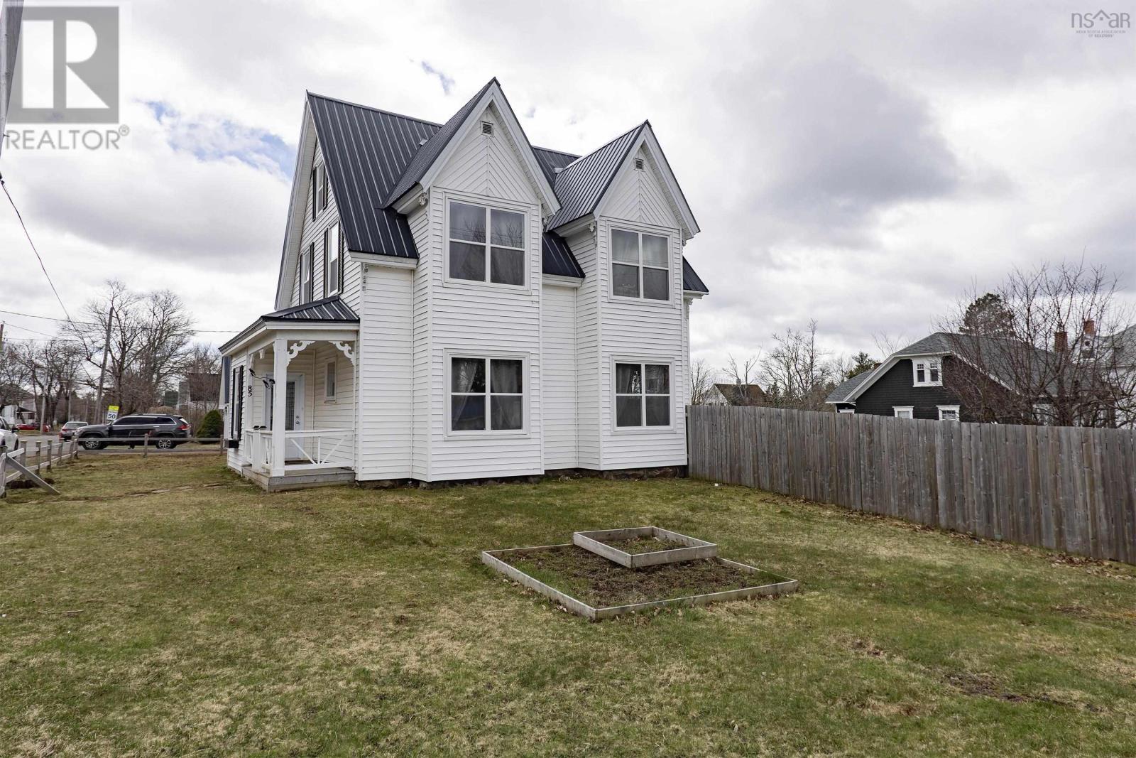 85 Church St, Springhill, NS B0M 1X0