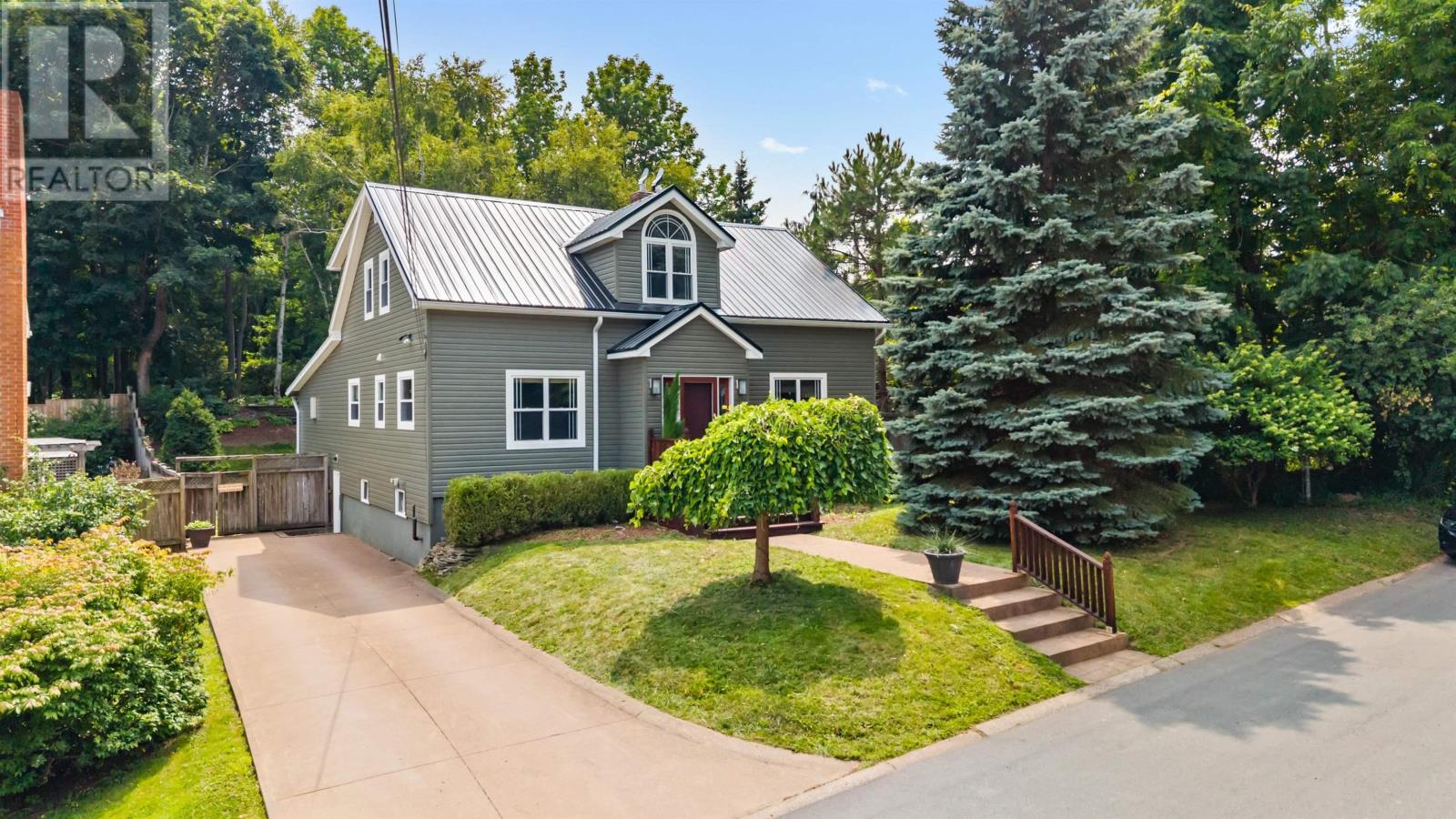 93 Elm St, New Glasgow, NS B2H 1Y3