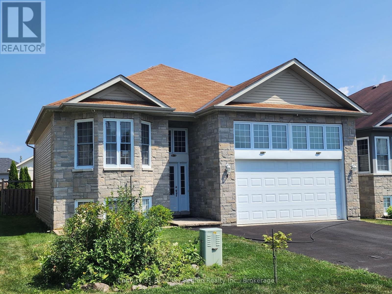 4 Brookland Dr, North Bay, ON P1A 4J7