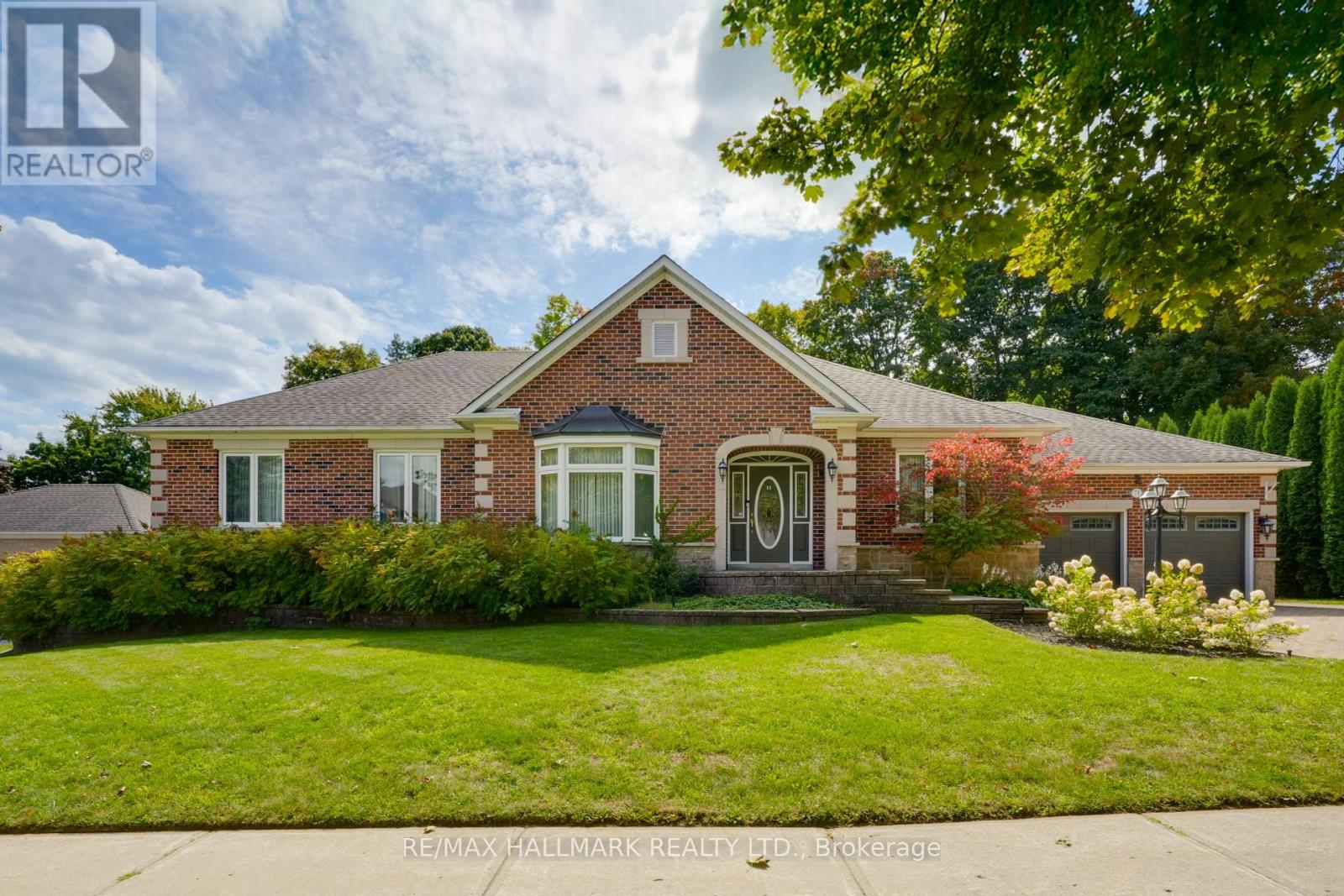 71 Willow Farm Ln, Aurora, ON L4G 6K2