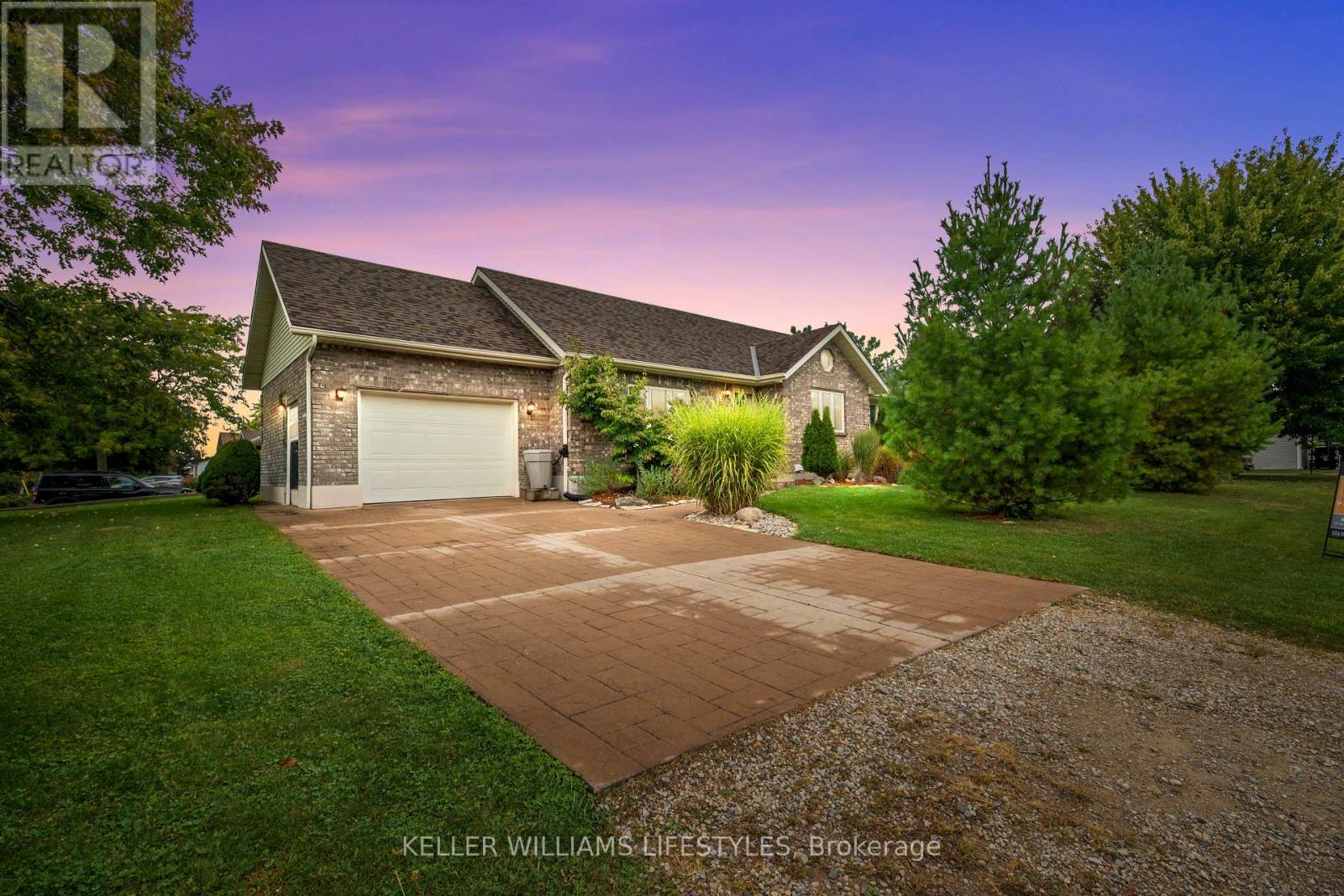 11 Eureka St, Lambton Shores, ON N0N 1J0