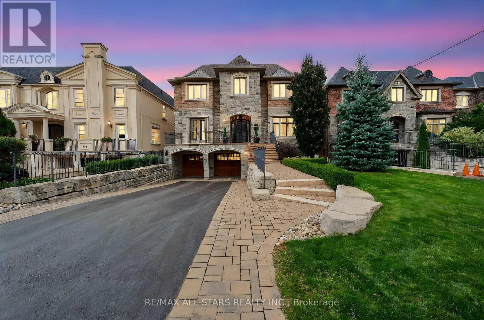 126 Hillview Rd, Aurora, ON L4G 2M5
