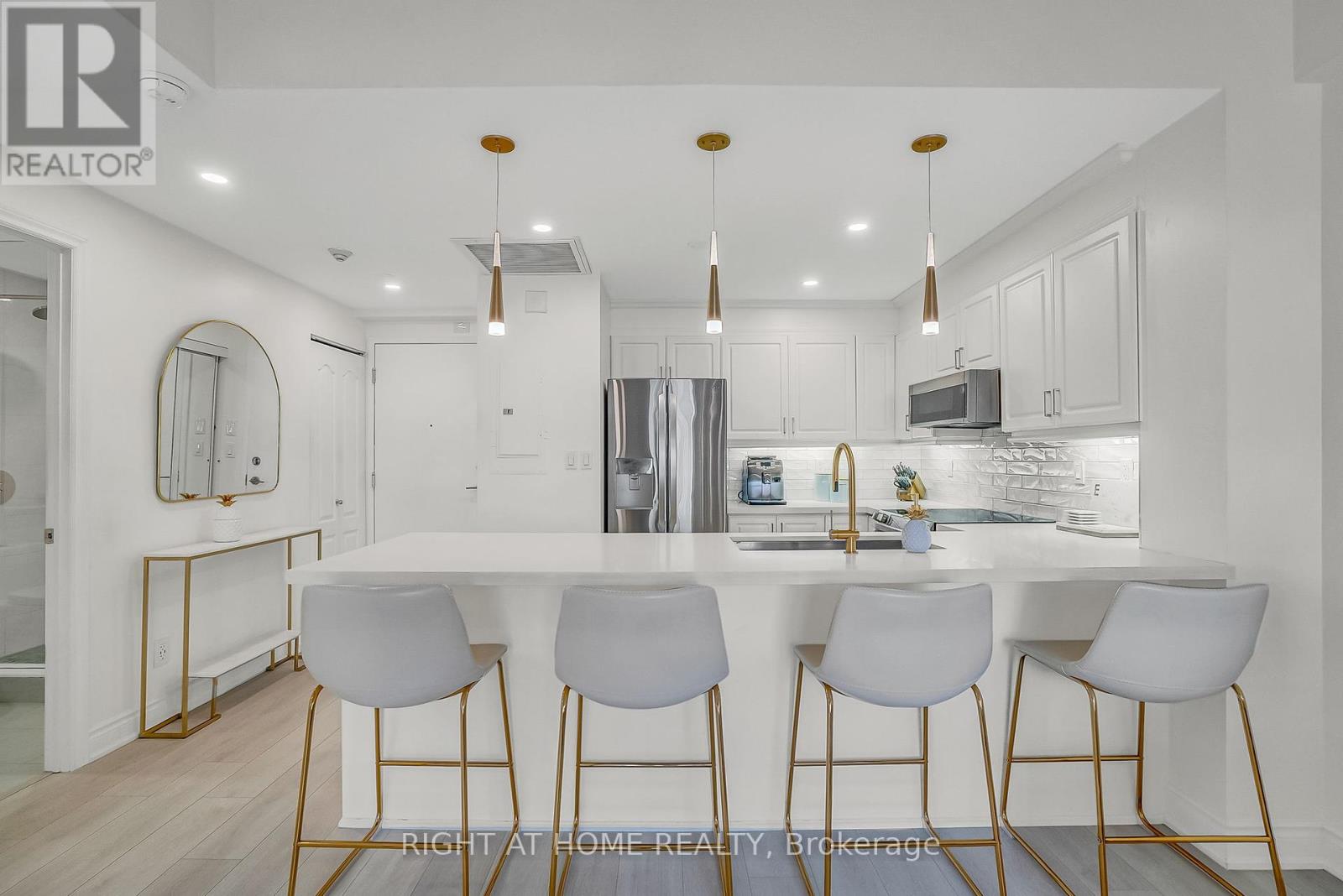 205 4198 Dundas St W, Toronto, ON M8X 1Y6
