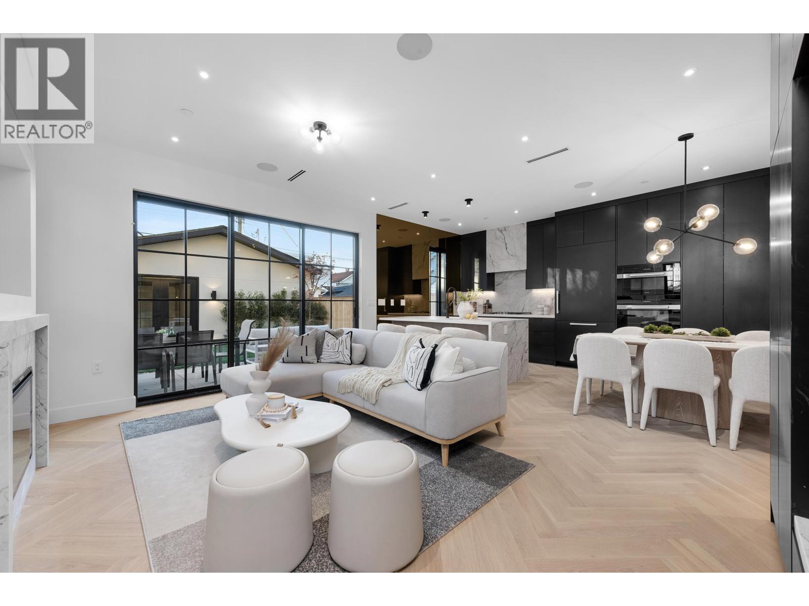 240 E 37th Avenue Unit 2, Vancouver, BC V5W 1E6