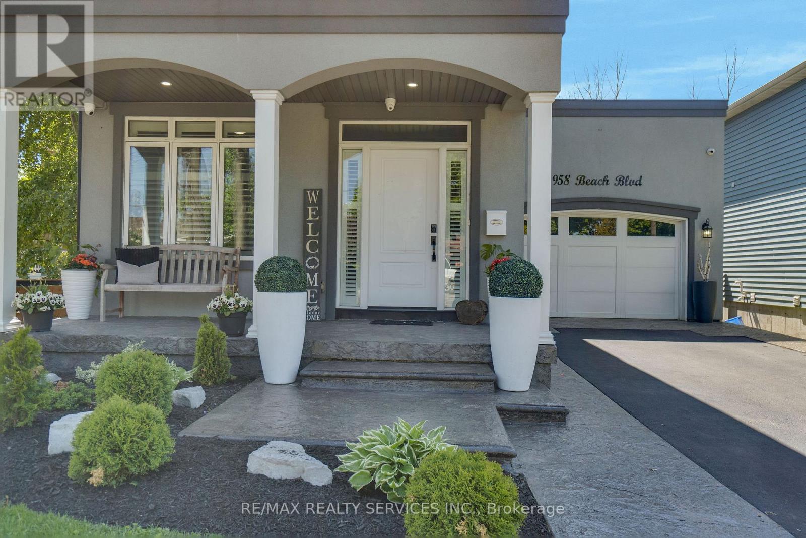 958 Beach Blvd, Hamilton, ON L8H 6Z4