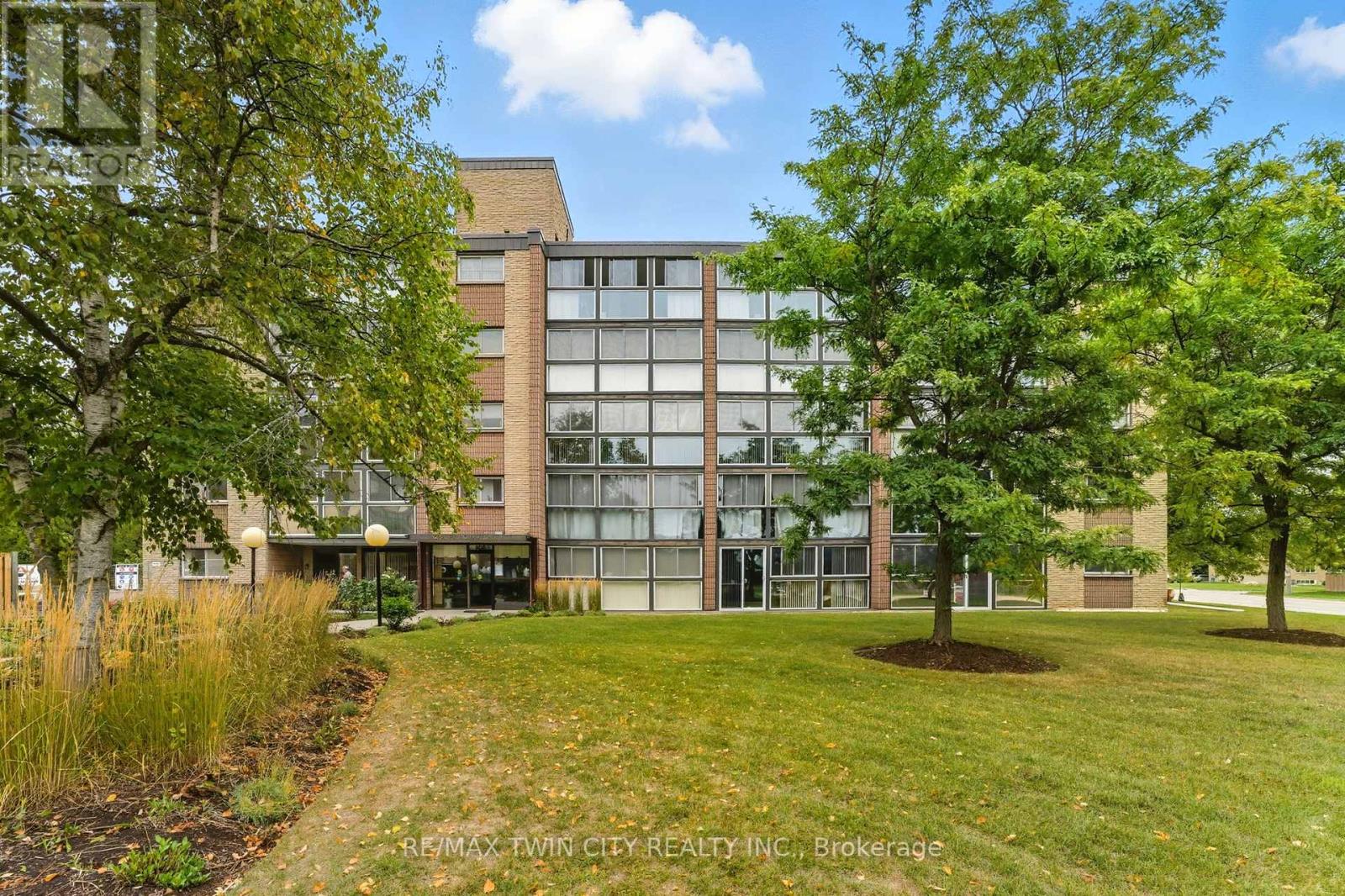 305 400 Champlain Blvd, Cambridge, ON N1R 7J6