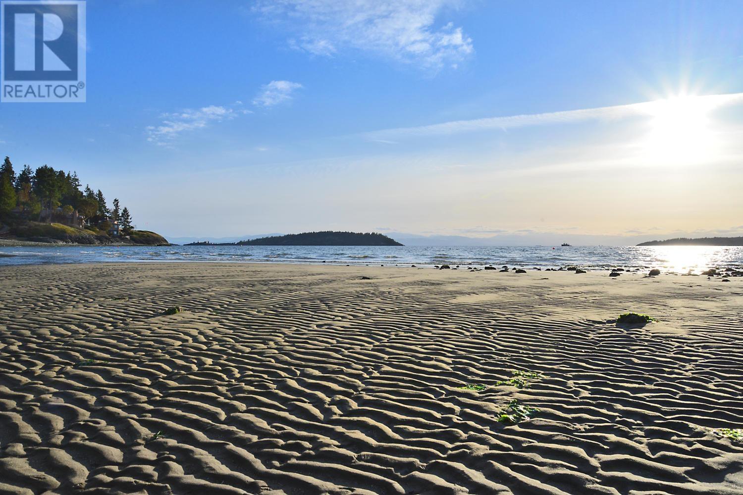 8429 Redrooffs Rd, Halfmoon Bay, BC V7Z 1E6