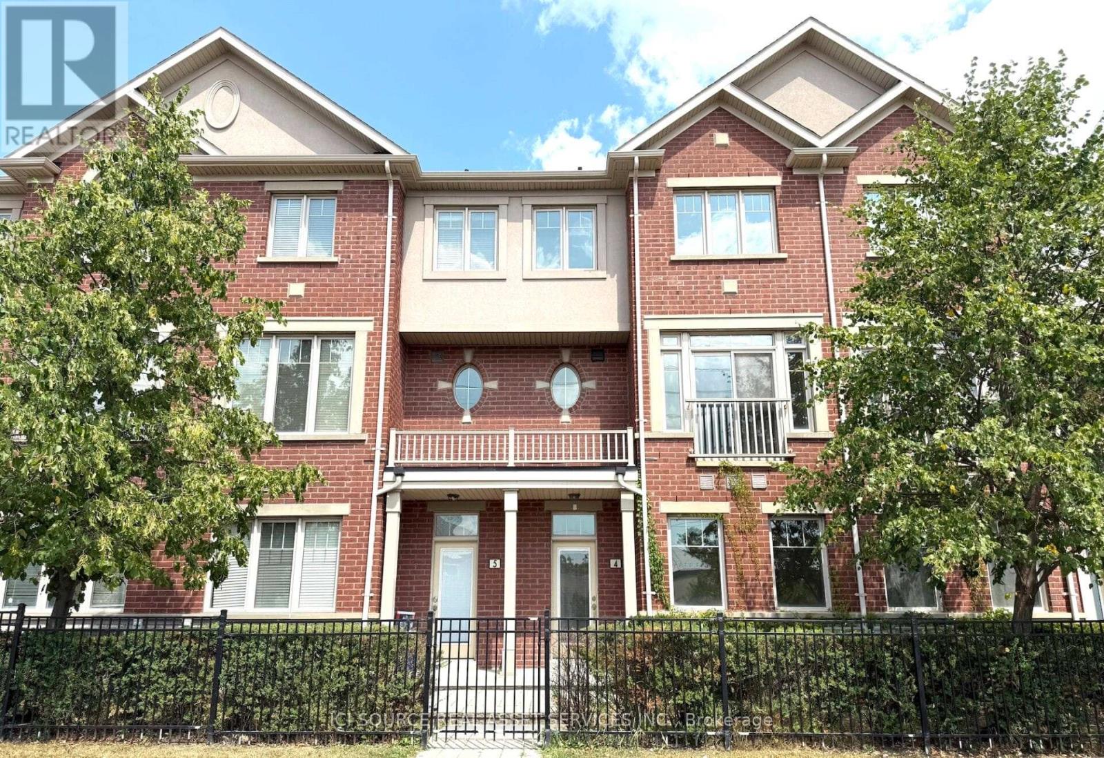 4 3215 Thomas St, Mississauga, ON L5M 0M2