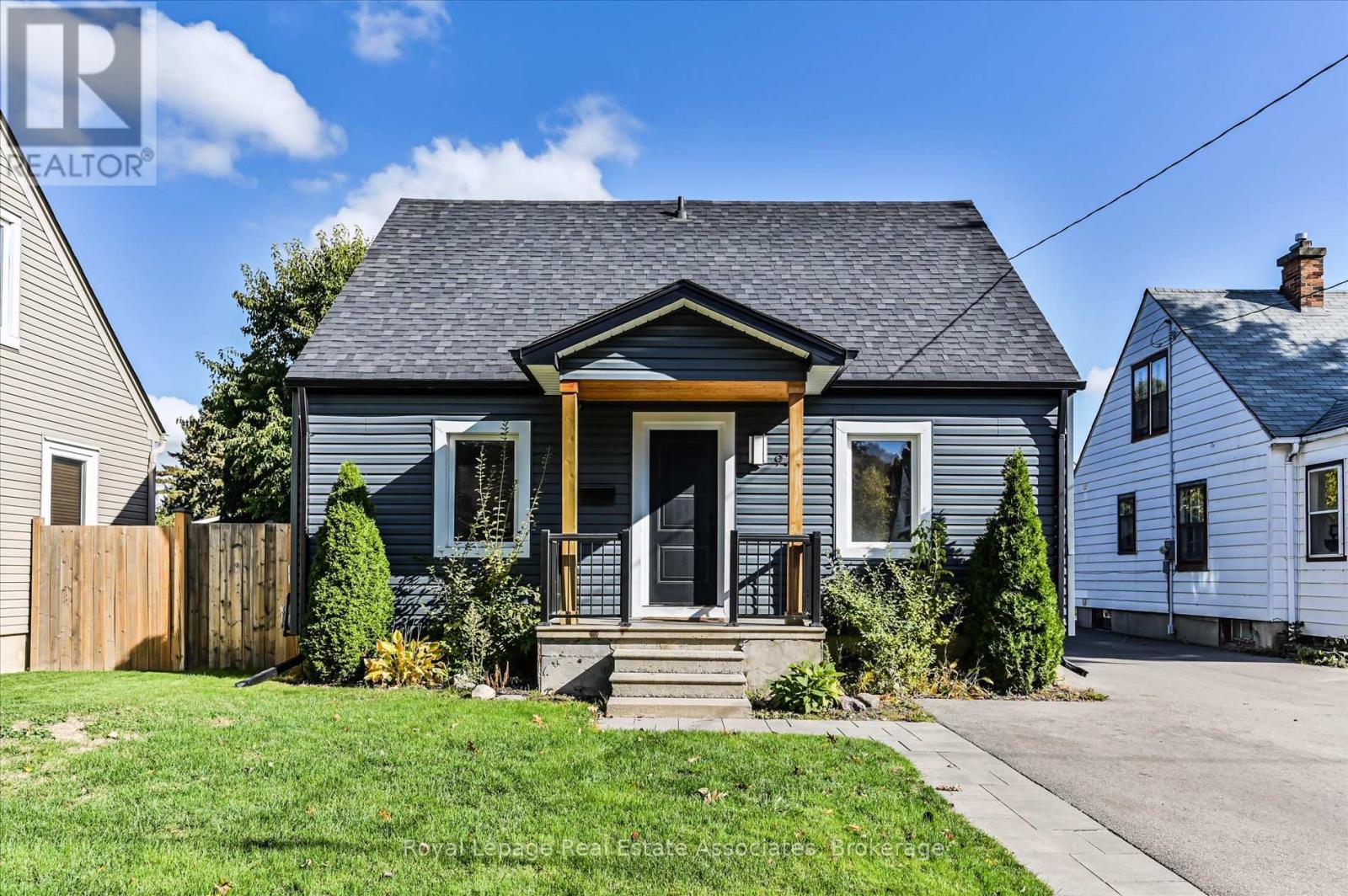 97 Hearst Cir, Toronto Brookhaven-amesbury, ON M6M 2V3