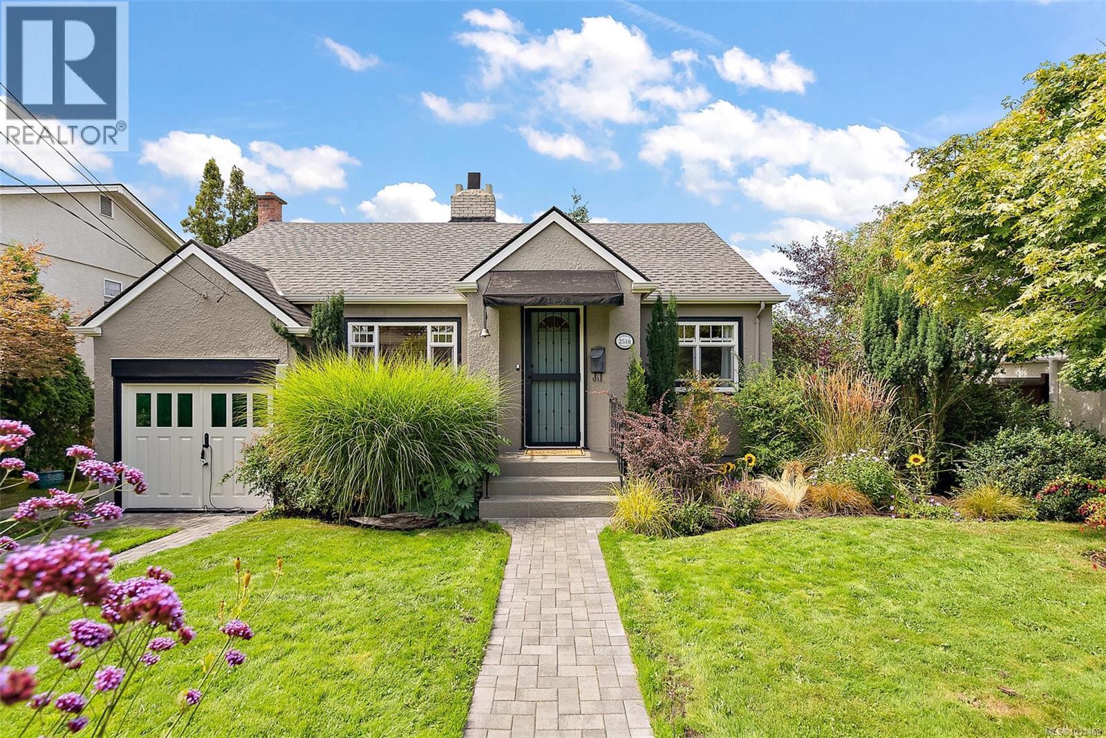 2510 Epworth St, Oak Bay, BC V8R 5L1
